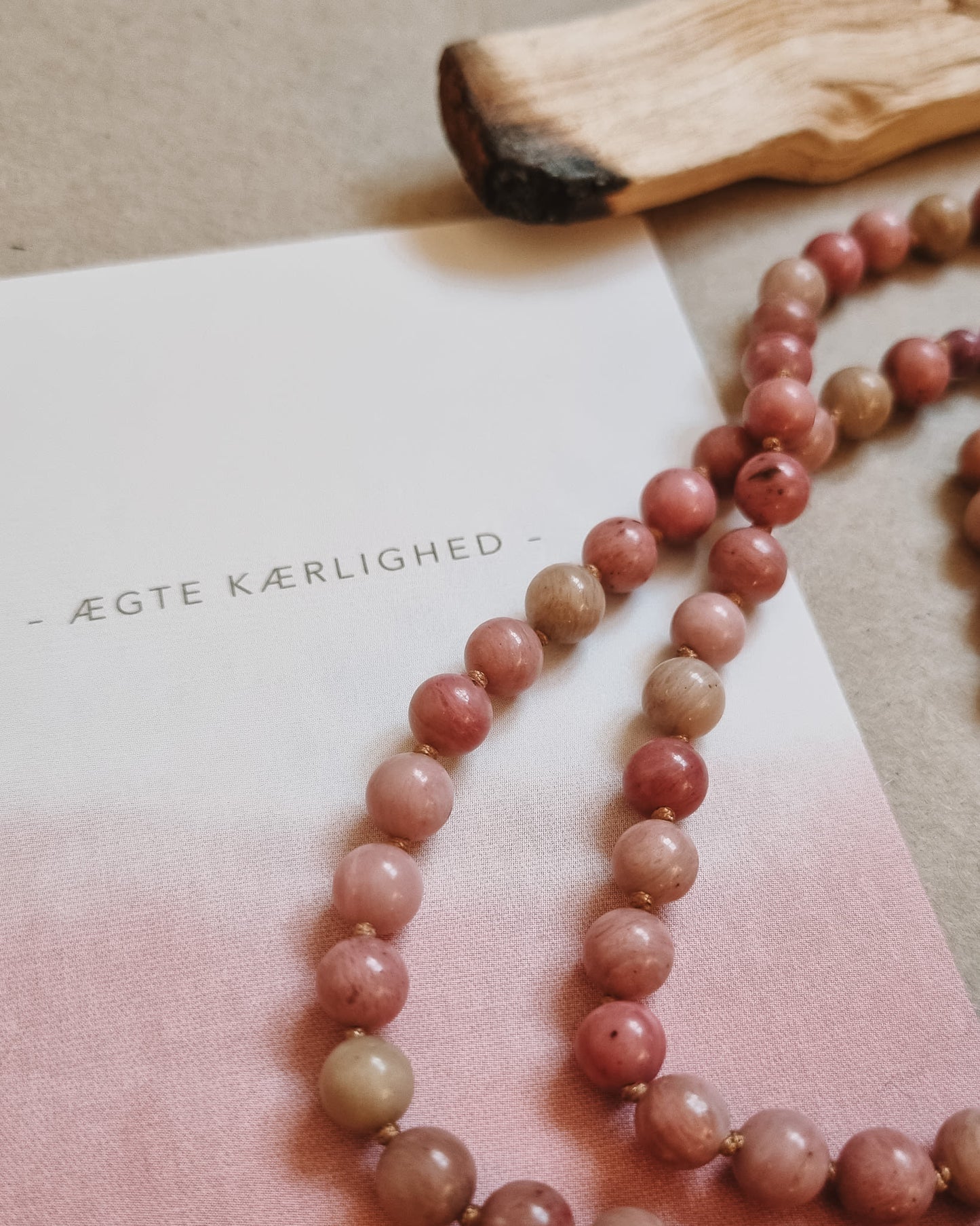 Mantra Mala 6 mm - "Jag attraherar kärlek" -