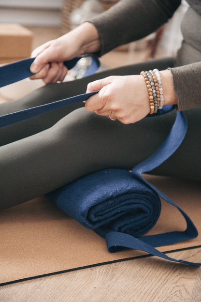 Calm Organic Cotton Yogafilt - Mörkblå - för savasana, yinyoga och restorative yoga